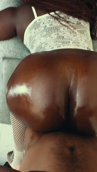 Il adore quand je suce sa grosse bite noire et finit par éjaculer sur ma grosse bite noire et ma BBW noire à gros cul
