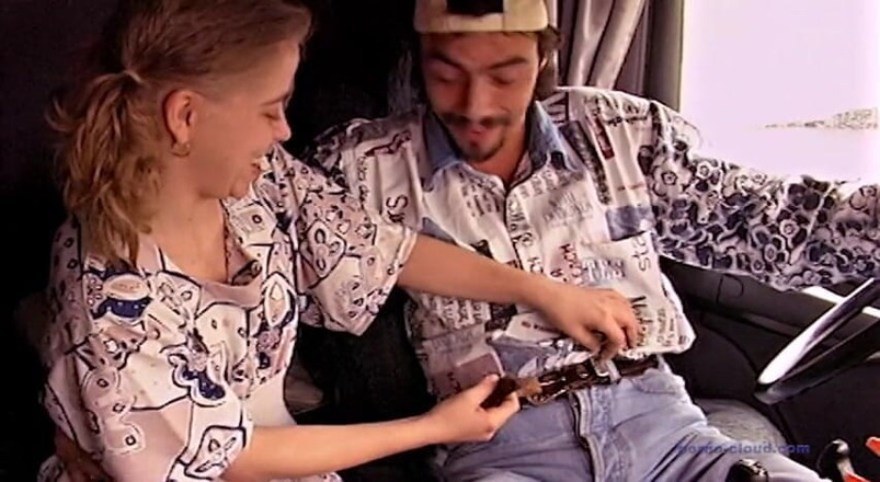 Porno Cloud: Chica parando el coche