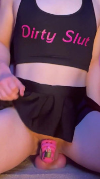 Femboy enjaulada en traje de cachonda montando juguetes de fantasía!
