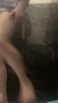 Menyimpan Kencing untuk Penggunaan Nanti... Pria amatir kepergok kencing di dalam tas es batu untuk diminum setelahnya dengan sperma hangat