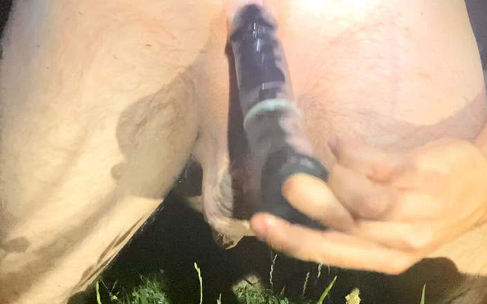 White Ukrainian Ass: Seorang pria duduk di atas dildo di tengah lapangan sampai...