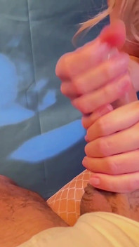 Belle-mère Déflore Son Beau-fils Mais Se Fait Éjaculer Dans La Chatte