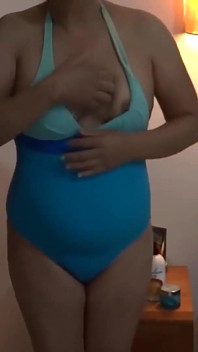 Moje žena mě zahýbá na pláži s mým nejlepším přítelem, je pokryta jeho obrovským ptákem