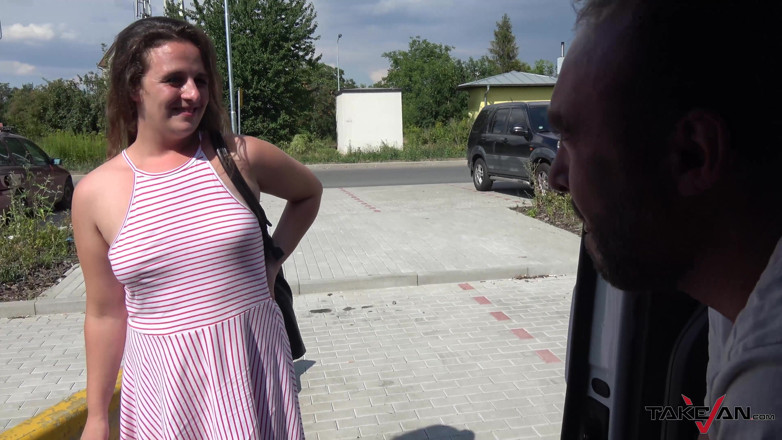 Take Van: Пухку красуню годують свіжою спермою після сексу в фургоні