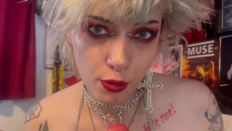 Glitterqueen1999: Ngentot lipstikku dari saudara tiriku