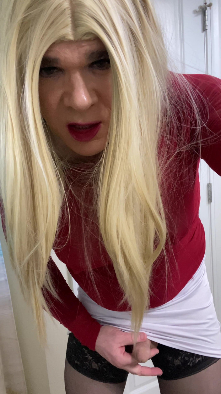 MadisonCD2025: Shemale amatérka vstane a předvádí špinavé mluvení a předvádí klitoris péro...