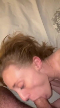 Tato blonďatá o polovinu mladší se ukazuje připravená ke kouření a šukání.