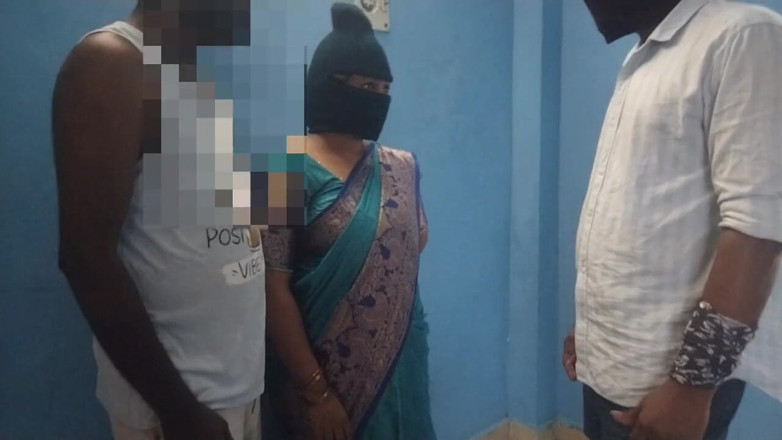 Tamil lesbian: Bini saya Seks Dengan Bos Saya. Seks bertiga panas