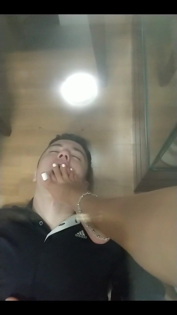 KiffaFeet: Pie esclavo debajo de tha mesa