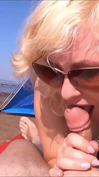 Blowjob dan footfetish di pantai