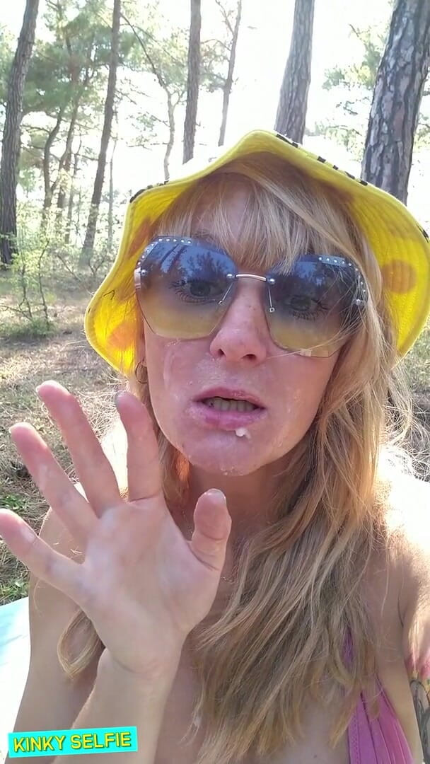 Sasha Bikeyeva: Kinky selfie - snabbt knull i skogen. Avsugning, rövslickning, bakifrån, sperma...