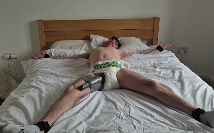 Kinky Alex: Pojke bunden till sängen