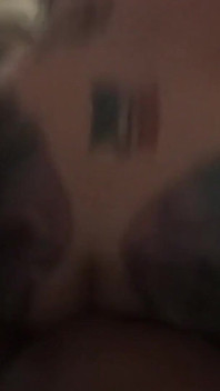 Potetované půlky jsou rozbité velkým černým pérem