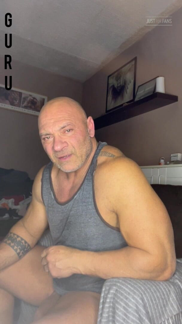 Mr. Guru: Mastürbasyon yaptıktan sonra konuşuyor. Mr Guru Bodybuilder evde