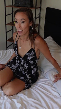 Nachytáš svou sexy asijskou nevlastní mámu Christy Love při masturbaci