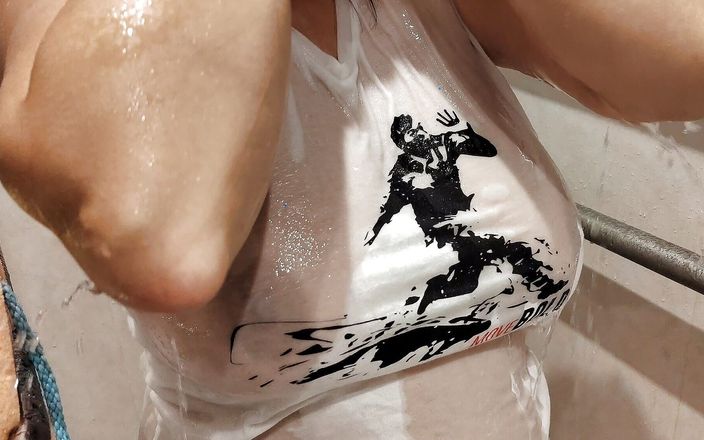 Emma_Alex: Une bombasse mouillée se fait t-shirt