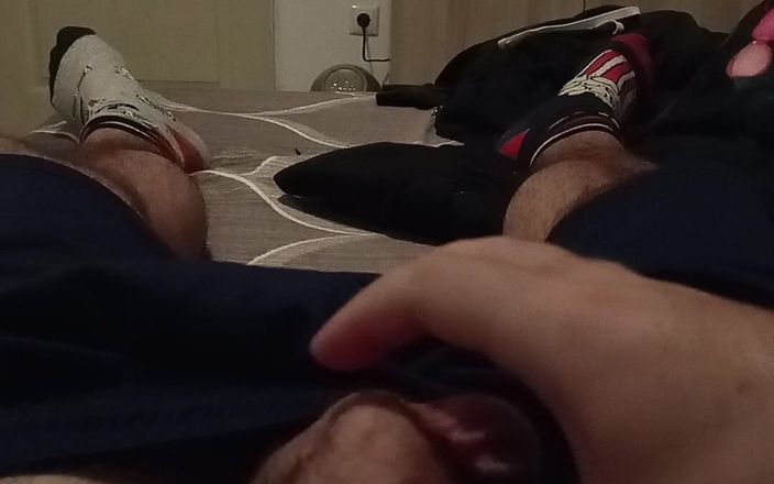 Straightboy: Solo jongen masturbeert alleen in zijn kamer