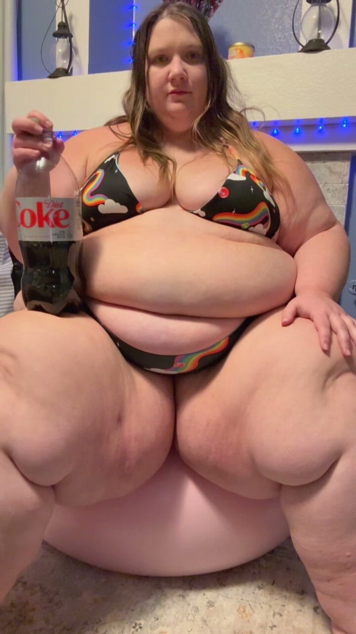 Kayla Peach studios: SSBBW arrotando em biquíni
