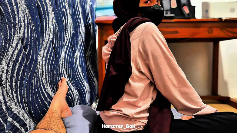 Hamster_Ball: Avsugning av en malaysisk muslimsk MILF hembiträde under regnet