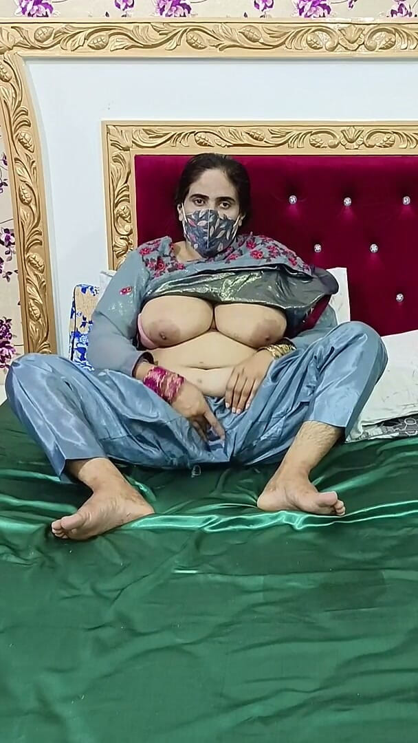IndianHindiXxx: Calda Desi shilpa Bhabhi premendo le sue grandi tette e...