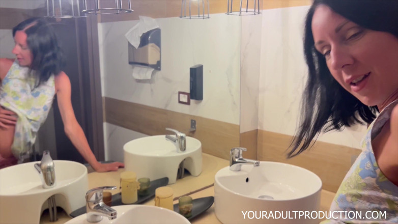 Linda Caprice: Un soir, toilettes publiques