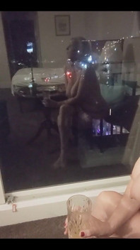 Proberen een beetje kunstig te zijn met mijn reflectie in het raam, is het gelukt