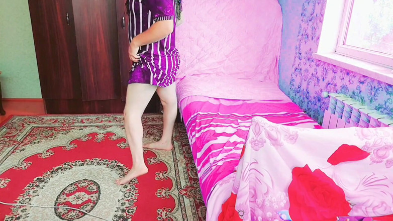 Kitty_Cross: Onweerstaanbare travestiet speelt langzaam met hun mooie haar