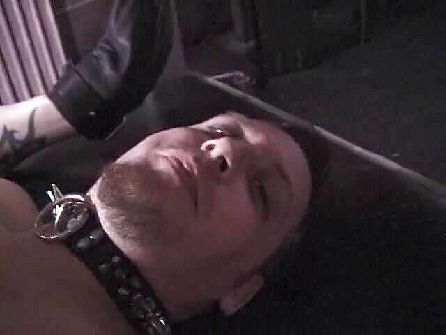 Project Femdom: Krásná dívka plácne zadek otroka a nutí ho sát prsa...