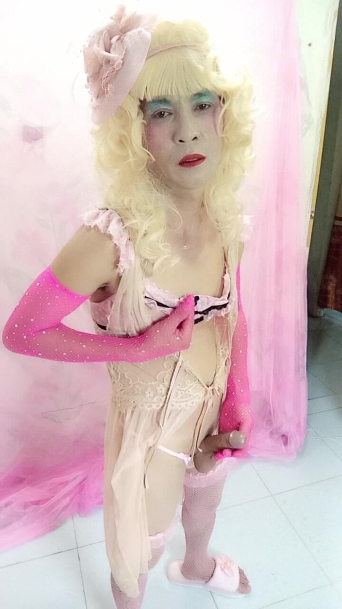 nguyen dang thien tri: Oanh Le Wearing Sexy Clothes Is a Selfie