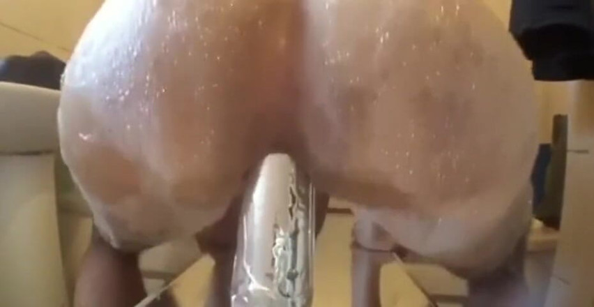 Annastasia Trap: Wielki tyłek pieprzyć wielki dildo na górze lustra