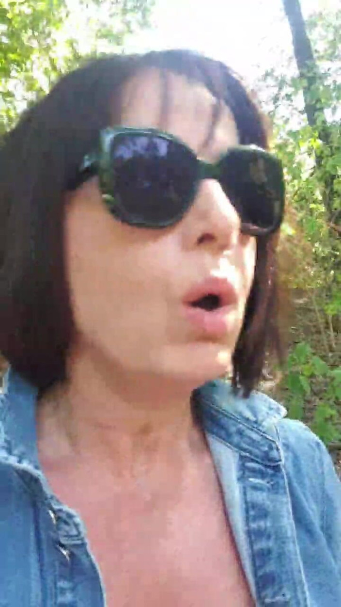 JulieEroticDress: Goală într-un loc public cu ejaculare feminină