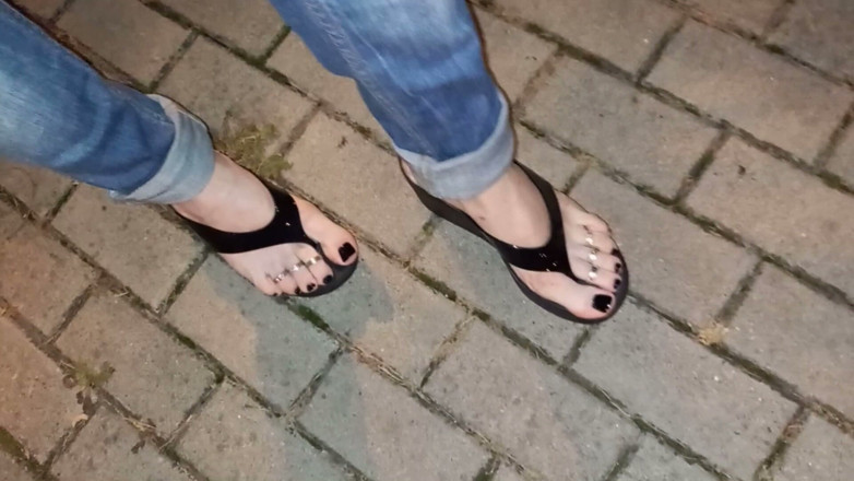Heelex: Seksi ayaklar ve lateks parmak arası terlik