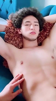 Acest twink are un corp delicios și un penis care are gust de zei!
