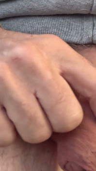 Un grande cazzo in auto si masturba in primo piano e sborra - rockardglans 218