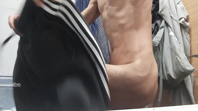 Elvissc: 샤워 후 옷을 입고, 하드 자지로 거리에 갔어