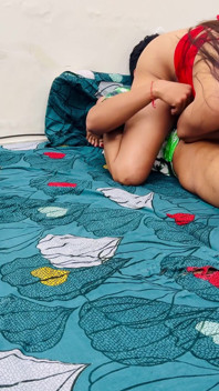 Compartiendo la cama con la pequeña hermanastra de vacaciones una noche loca probablemente no deberíamos hablar