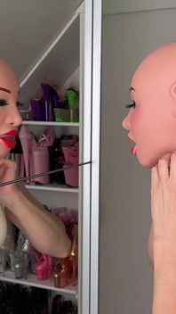 Elle essaye un nouveau masque de femme