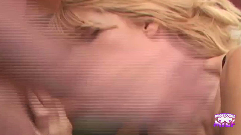 Huge Boobs MILF: Damen erkundeten ihre bisexuelle Natur in privat, als ein Mann...
