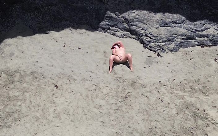 Emma Voyeur: Naken skönhet på stranden - Drone POV Erotisk avkoppling