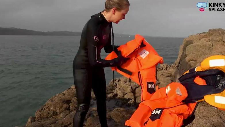UKCuteGirl Lucy Lauren: Wetsuit e lifejackets lucy's confronto con il congelamento