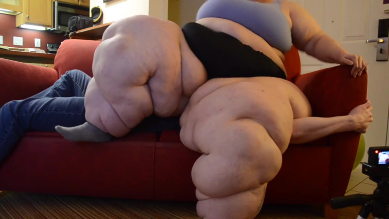 Full Weight Productions: Bobbi jo si cewek super semok yang gagal nginjak &amp; sofa
