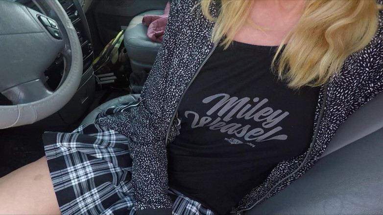 Miley Weasel: 热辣的金发女郎在洗车时被肛交！！