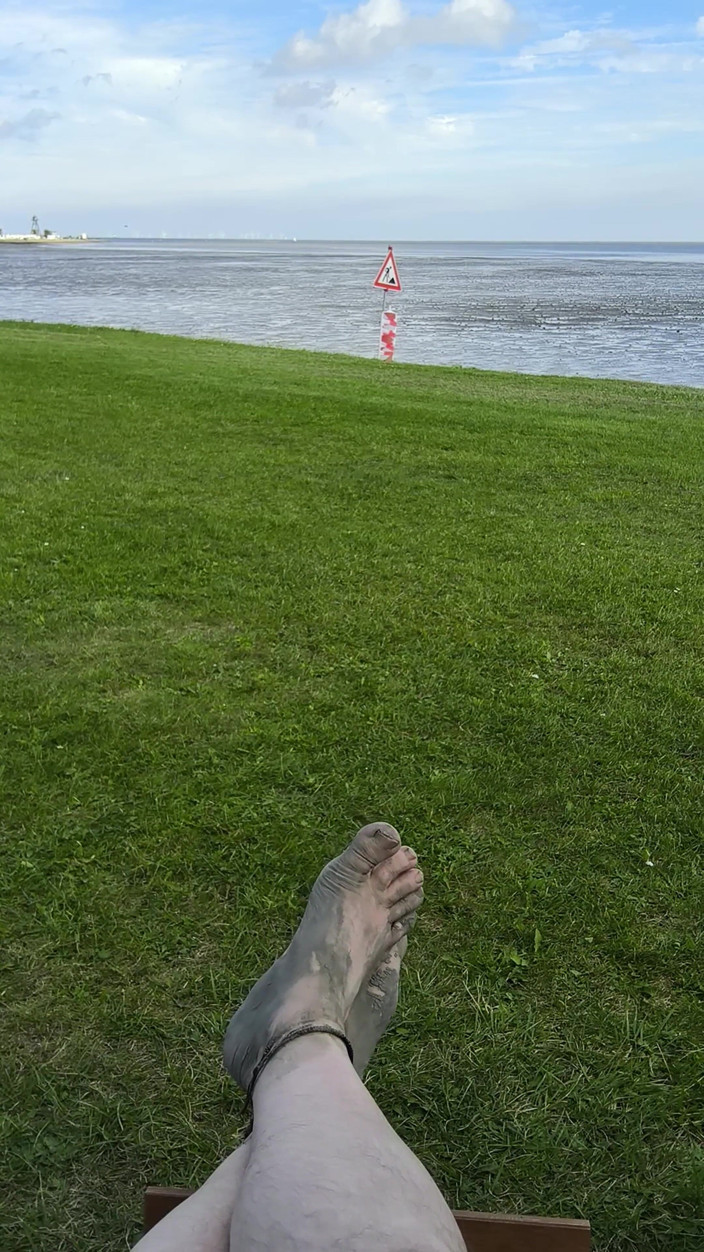 Footfetish: Barfüssiges Warten Auf Die Flut Am Strand