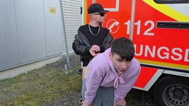 Me follé a mi perra gay a pelo en el estacionamiento público - arriesgada follada al aire libre
