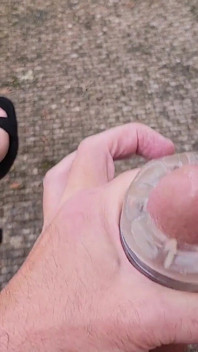 Gran polla corriéndose al aire libre en tacones