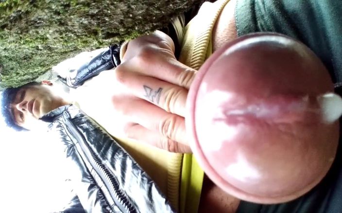 Idmir Sugary: 공원에서 나무 뒤에 사정을 닫고 글랜으로 카메라 렌즈에 정액을 문지르기