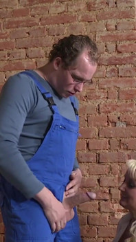 Blondine met grote borsten houdt van harde neukpartij met haar neuker