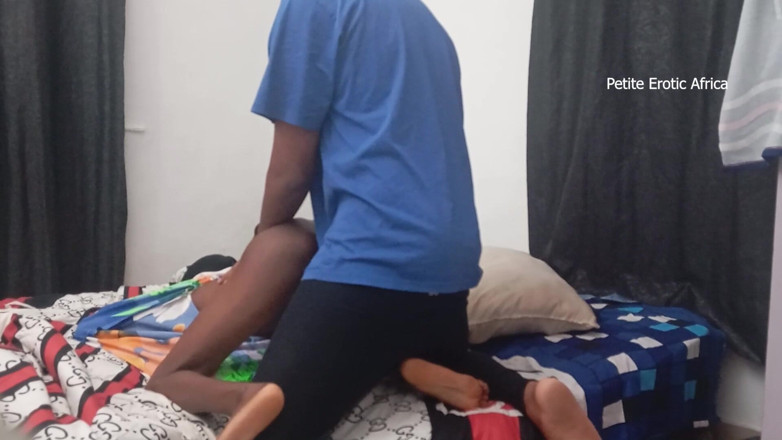 Petite Erotic Africa: Misionară îmbrăcată