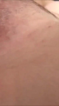 Sexy brunette masturbeert met haar dildo-speeltje van dichtbij