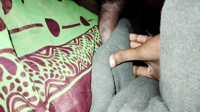 GlassCenterline86: Na dece odmítal osamělý nevlastní bratr, takže byla pohlcena deka